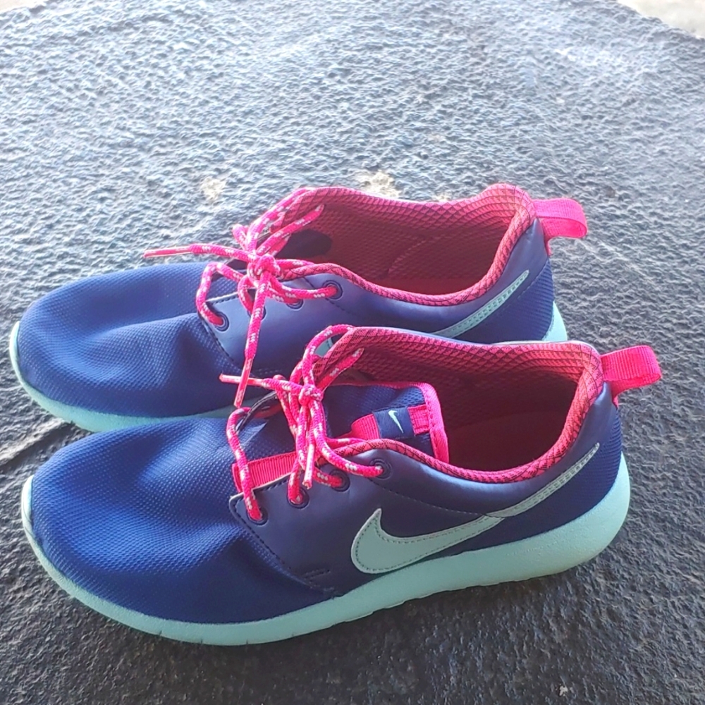 Nike Youth Roche Sneaker Size 6Y - Picture 3 of 8